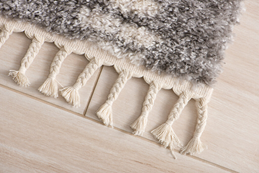 Vloerkleed Versay Fringes Donkergrijs Boho Kwastjes Woonsfeer
