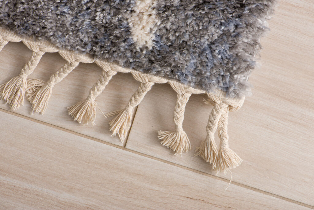 Vloerkleed Versay Fringes Donkergrijs Boho Kwastjes Pijlen Design