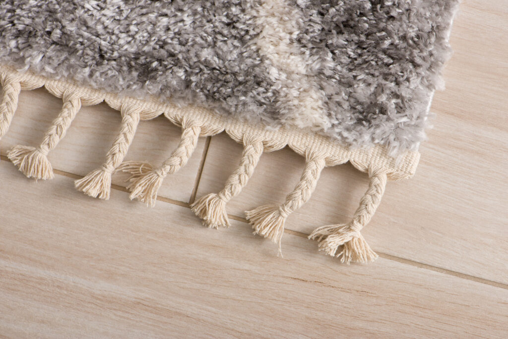 Vloerkleed Versay Fringes Grijs Kwastjes Boho Abstract Woonsfeer